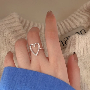 Minimalist 925 sterling silver open ring with hollow heart shape on woman finger