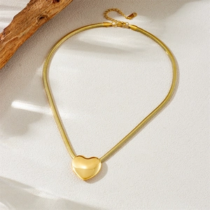 Elegante collana a catena serpente in acciaio inossidabile dorato con cuore 3D