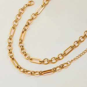 Détail du collier en acier inoxydable plaqué or 18k avec maillons ovales alternés