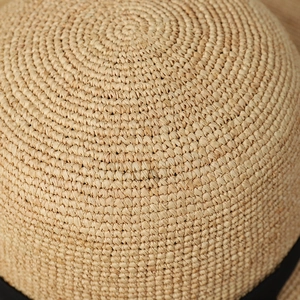 Chapeau de soleil en raphia fait main pour femme avec large bord et ruban noir élégant