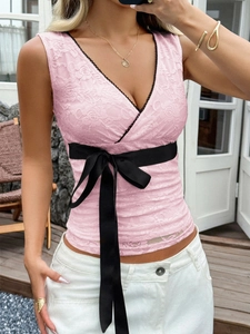 Débardeur en dentelle rose avec col en V et nœuds noirs, style Y2K chic pour femme