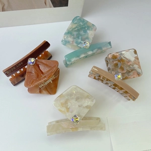 Elegant acetate shark hair claws with square rhinestones and marble patterns for women