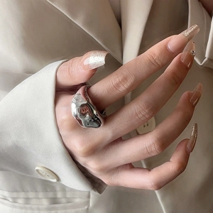 Minimalist silver resin heart ring with irregular liquid metal design on model hand
