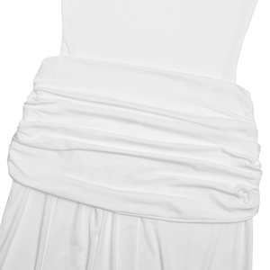 Détail de la taille froncée élégante sur cette robe longue blanche sans manches