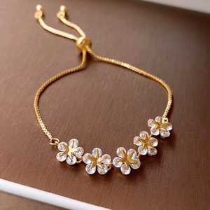 Detail of adjustable gold-plated star flower bracelet with sparkling cubic zirconia