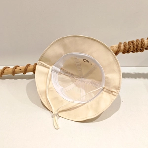 Détail de l'intérieur du chapeau bébé avec tissu en coton et cordon coupe-vent réglable