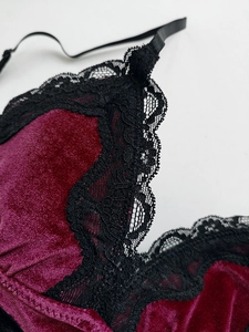 Gros plan détaillé du velours rouge vin et de la dentelle noire sur le soutien-gorge