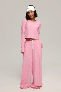 Détail de l'ensemble de détente rose à texture cœur avec cardigan long et pantalon large