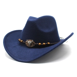 Dettaglio cappello cowboy in feltro blu scuro con corda intrecciata e teschio di toro