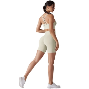 Ensemble short de yoga taille haute et brassière croisée dans le dos beige crème