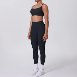 Détail de l'ensemble de yoga noir deux pièces avec brassière sport et legging taille haute