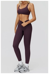 Détail de l'ensemble de yoga violet sans couture à haute élasticité avec brassière et legging