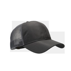 Dettaglio del cappellino trucker grigio scuro con trama a nido d'ape e rete traspirante
