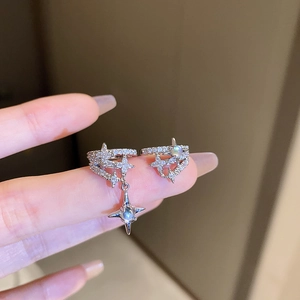 Silberne Stern-Ohrklemmen mit Zirkonia-Pavé und Opalsteinen für Ohren ohne Löcher