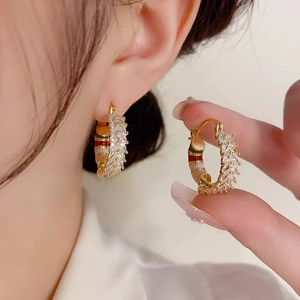 Eleganti orecchini a cerchio dorati con pietre di zircone e strisce colorate in smalto