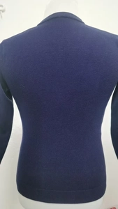 Rückansicht eines dunkelblauen V-Ausschnitt-Strickpullovers aus hochwertigem, feinem Material