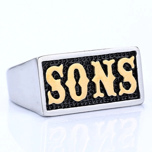 Bague punk pour hommes en acier inoxydable avec lettrage SONS doré sur fond noir