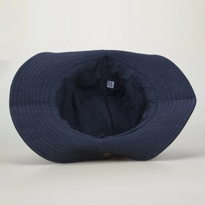 Détail du chapeau de pêcheur bleu marine avec coutures de bord renforcées et rivet en métal