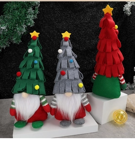Dettaglio di tre gnomi natalizi a forma di albero in feltro rosso, verde e grigio