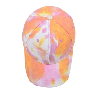 Vue de dessus détaillée d'une casquette tie-dye aux motifs éclatants orange, rose et jaune