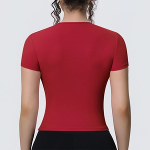 Vue arrière d'un t-shirt de sport rouge moulant avec tissu respirant et coupe ajustée