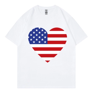 T-shirt blanc pour femme à col rond avec imprimé drapeau américain en forme de cœur