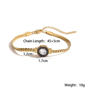 Dettaglio della collana a catena piatta in oro 18K con dimensioni del pendente