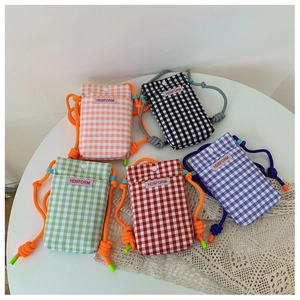Detailansicht der Mini-Gingham-Canvas-Umhängetaschen in fünf trendigen Farben mit Webseil