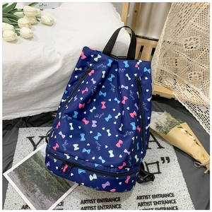 Detail eines wasserdichten blauen Rucksacks mit Herzmuster und separatem Bodenfach