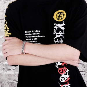 Nahaufnahme des minimalistischen silbernen Titanstahl-Kettenarmbands am Handgelenk