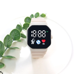 Detailansicht der eckigen Digitaluhr mit Astronauten-Symbol und beigem Silikonarmband