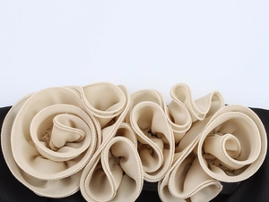 Dettaglio di fiori 3D in mesh beige su base nera per un crop top elegante e raffinato