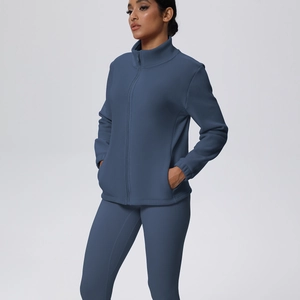 Dettaglio set yoga termico blu navy con leggings a vita alta e giacca con zip