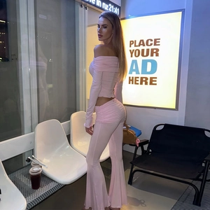 Detail von rosa schulterfreiem Langarm-Crop-Top und ausgestellter Strickhose mit hoher Taille