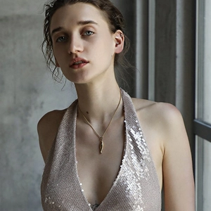 Collier élégant en acier plaqué or 18K avec pendentif en forme de feuille sur un modèle