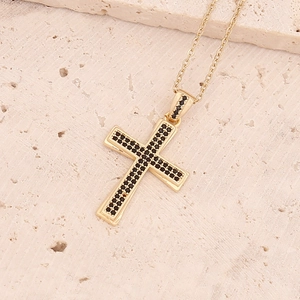 Collana con ciondolo a croce in oro 18 carati e pietre nere micro-pavimentate