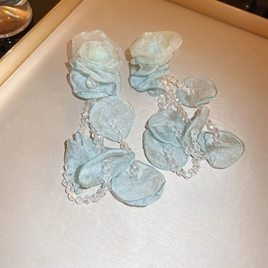 Boucles d'oreilles élégantes en tulle bleu clair avec glands en cristal