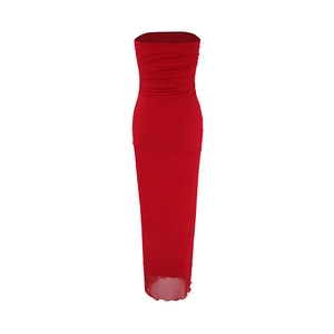 Vue détaillée de la robe bustier rouge avec des fronces élégantes et des plis texturés
