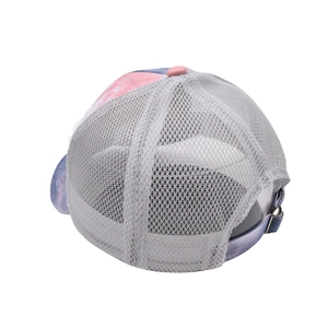 Detailansicht der Tie-Dye-Trucker-Kappe mit grauem Mesh und verstellbarer Metallschnalle