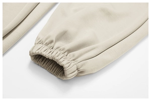 Detail der elastischen Bündchen an hellbeigen Jogginghosen mit feiner Stricktextur