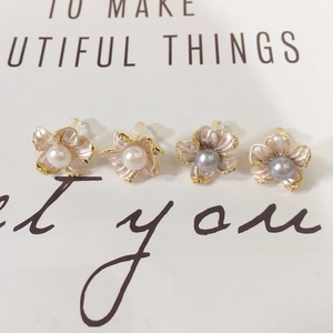 Detail of flower pearl earrings in white and grey with zircon petals and 925 silver pins