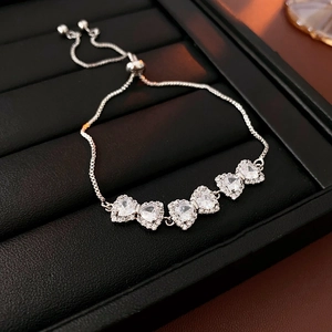 Dettaglio del bracciale in argento con cinque cuori in zircone e chiusura regolabile