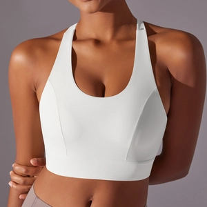 Gros plan du soutien-gorge de sport dos nageur blanc avec décolleté en U et large bande