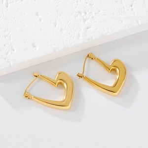 Vue détaillée des boucles d'oreilles croissant en forme de cœur plaqué or poli