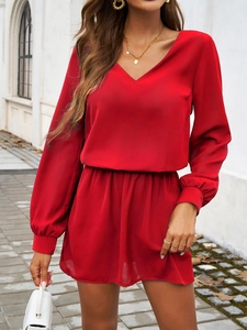 Détail d'une robe courte rouge à col en V avec manches bouffantes et taille élastique