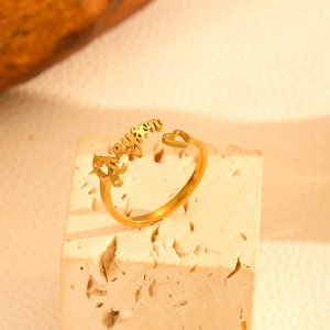 Bague personnalisée en plaqué or 18k gravée Grayson avec cœur sur socle en pierre