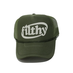 Vue détaillée de la casquette trucker vert foncé Filthy avec filet et logo en mousse