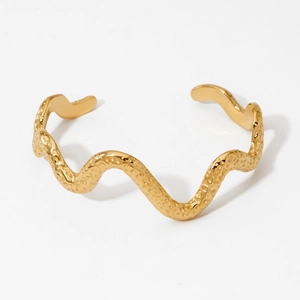 Bracciale rigido dorato a onde minimalista con superficie strutturata unica