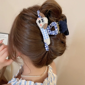 Pince à cheveux à carreaux bleus et blancs avec un adorable petit chien en peluche
