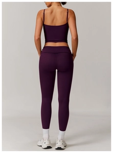 Vue arrière de l'ensemble legging de yoga taille haute violet foncé et crop top